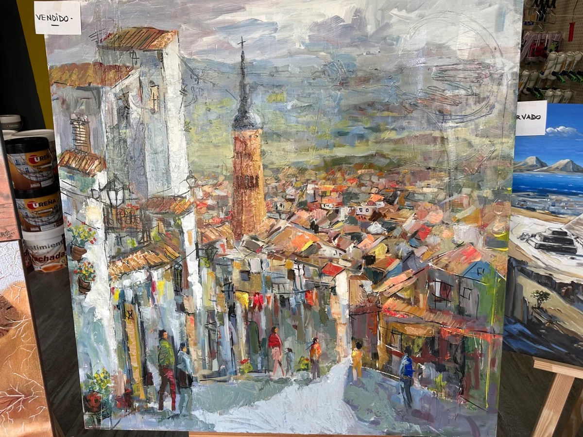 Detalle de un cuadro de paisaje urbano expuesto en la tienda